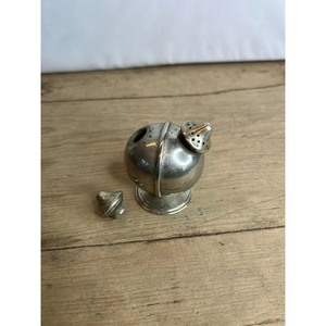 Salero de metal vintage con tapas de doble cono y base redonda para uso en la cocina - Product Image 4