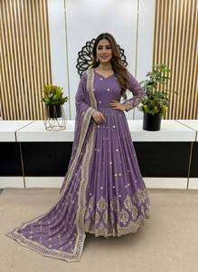 Robe longue en faux georgette brodée de qualité supérieure avec travail de sequins, dupatta assorti, manches longues, tenue ethnique festive pour occasions spéciales AU 359 - Product Image 4