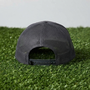 Gorra Trucker Gris para Hombre con Visera Borgoña, Logotipo Bordado en Blanco, Malla Trasera y Cierre a Presión - Product Image 5