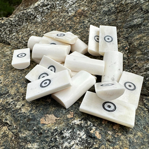 Dés à jouer professionnels en os sculptés à la main, polyédriques, pour jeux de table haut de gamme, dés de jeu personnalisables avec logo, accessoire de vente en gros - Product Image 1