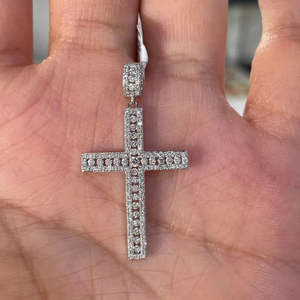 Pendentif Croix Glacée en Argent Sterling 925 Plaqué Or 18K Luxe Hip Hop avec Moissanite Pavée et Diamant Dvars - Product Image 1