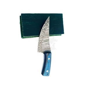 Couteau de chasse miniature fait main à lame fixe, couteau à dépecer en acier Damas, manche en bois Pakka avec étui en cuir - Product Image 2