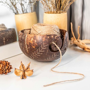 Cuenco de hilo de cáscara de coco redondo para tejer a mano, soporte para ganchillo con diseño recortado, ecológico - Product Image 1