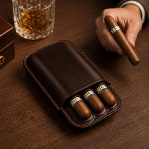 Étui de luxe pour le stockage du tabac avec coupe-tube intégré et construction en cuir véritable pour les styles de vie exécutifs, en vente en gros - Product Image 5