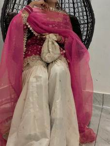 Salwar Kameez traditionnel en soie, entièrement brodé, prêt-à-porter, style culturel punjabi, couleurs magnifiques, idéal pour les mariages et les fêtes. - Product Image 3