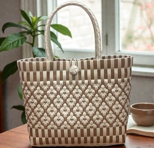 Sac fourre-tout décontracté pour femme en plastique tressé, fait main, marron neutre, tendance, en promotion - Product Image 3