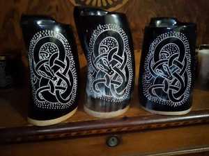 Jarra de cuerno tradicional adecuada para disfraces de cosplay, reenactaciones y uso decorativo en cocinas o bares temáticos. - Product Image 3