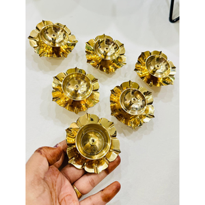 Gemini a annoncé l'ensemble de lampes Akhand Diya en laiton de qualité supérieure Lotus. |   Lampe à huile dorée polie pour Puja et Diwali |   Décorations traditionnelles pour les festivals indiens - Product Image 4