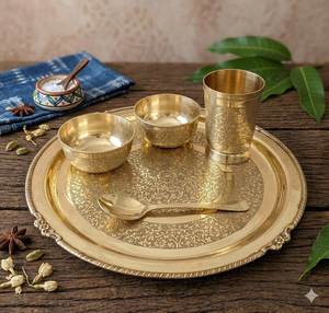 Ensemble de thali traditionnel en laiton avec 4 bols, cuillère, design floral plaqué or, plateau circulaire, décoration de table, cadeau Diwali - Product Image 2