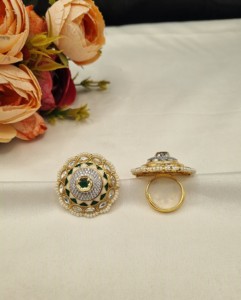 Bague Ronde en Kundan avec Perles et Pierres Élégantes, Ornée de Motifs Meenakari, pour Femme – Idéale pour Mariage, Tenues Ethniques et Festives – Vente en Gros - Product Image 5