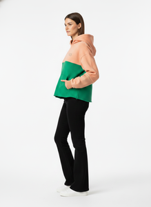Sweat à capuche court personnalisé en molleton 350 GSM en coton biologique recyclé – Haut court de haute qualité pour femme - Product Image 4