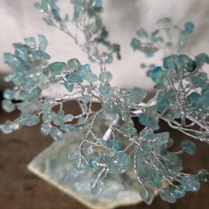 Arbre de richesse Feng Shui de luxe haut de gamme en pierre naturelle, art filaire fait main en apatite bleue, décoration intérieure en pierre de forme libre - Product Image 4