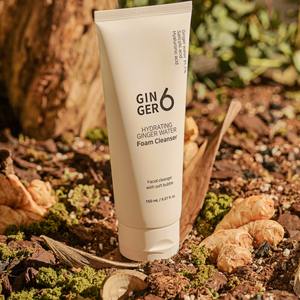 Nettoyant moussant quotidien végétalien et biologique à l'eau de gingembre avec acide hyaluronique pour l'hydratation des peaux sujettes à l'acné et sensibles, certifié Vegan Society - Product Image 5