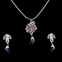 Ensemble élégant de pendentif et de boucles d'oreilles en cristal bleu floral, artisanat argenté complexe, parfait pour la distribution mondiale de bijoux