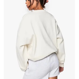 Ensemble deux pièces pour femmes, sweat-shirt et short en tricot uni, tenue décontractée confortable, style coupe classique - Product Image 2