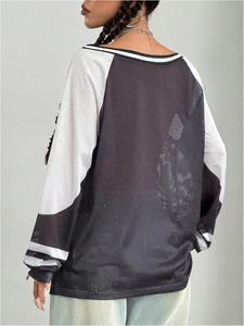 Camiseta de baloncesto urbano de malla para cancha urbana con tela ligera y transpirable y estilo deportivo moderno. - Product Image 2