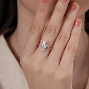 Bague de fiançailles pour femme avec diamant de laboratoire taille marquise, diamant central certifié et diamants latéraux ronds et taille marquise - Product Image 2