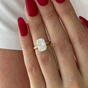 Bague de fiançailles en or jaune 14 carats avec diamant de laboratoire en forme de coussin allongé de 4 carats, sertie de tulipes, certifiée IGI - Product Image 5