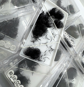 แพ็คเกจจิ้งแบบกำหนดเอง ขนตาปลอมพรีเมียม ปริมาณมาก รุ่น CC/DD/LD/M Curl ความหนา 0.07 มม. สีดำด้านธรรมชาติ ยาวพิเศษ 3D-8D เส้นใยสังเคราะห์ - Product Image 5