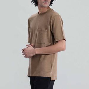 Camiseta de Hombre Moderna y de Moda, Venta en Línea a Precio de Mayoreo, Color Marrón Claro, con Bolsillo, Algodón Suave, Corte Holgado, Estilo Minimalista Urbano - Product Image 1