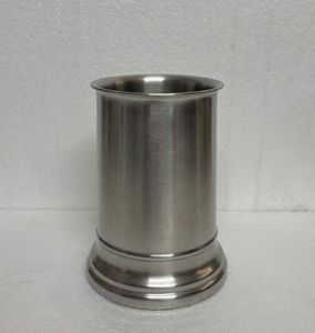 Gobelet moderne en acier inoxydable à effet martelé avec poignée, design de luxe contemporain, forme conique, finition polie miroir pour usage domestique - Product Image 6
