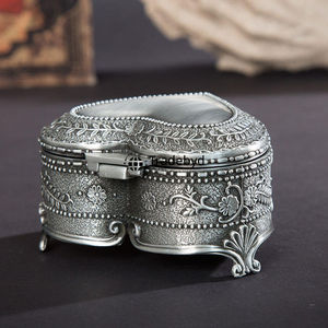 Boîte de rangement en métal sculptée sur mesure, élégante et décorative, par Tradebyd - Product Image 3