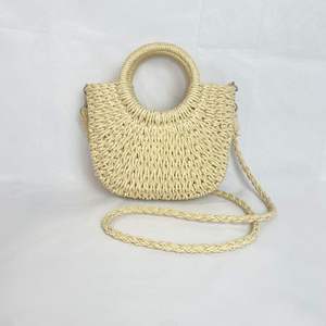 Attrapez l'attention partout où vous vous rendez avec ce sac élégant en fil naturel, conçu avec une texture tissée et une bandoulière pratique. - Product Image 1