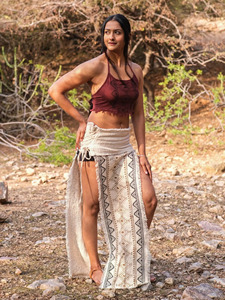 Top Corto con Cuello Halter, Estampado Ajrakh en Algodón Marrón, Hecho a Mano, Estilo Boho Chic Sostenible, Ideal para Festivales y Blusa de Verano con Toques Étnicos - Product Image 5