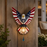 Lanterne décorative murale classique Americana Eagle à piles avec gouttes de cristal, décorations patriotiques en résine