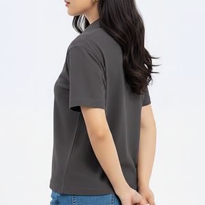เสื้อยืดกอล์ฟผู้หญิงแขนสั้นแบบสวมใส่สบาย ระบายอากาศได้ดี เป็นมิตรกับสิ่งแวดล้อม ผลิตจากผ้าฝ้าย 100% รับผลิตแบบ OEM/ODM พร้อมปุ่มติดเสื้อตามสั่ง สำหรับฤดูร้อน - Product Image 3