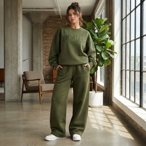 Ensemble de survêtement oversize vert olive pour femme – Sweat-shirt à col rond et pantalon de jogging large – Tenue décontractée, streetwear et sportswear deux pièces - Product Image 4