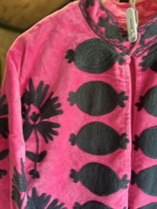 Veste bomber longue en velours tricoté à la main avec broderie pour femmes |   Doublure en coton brodée rose et noire, style ethnique bohème d'hiver - Product Image 2