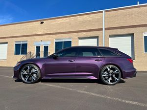 Vista frontal del SUV deportivo R S 6 Avaant 2021 en color púrpura metalizado - Product Image 5