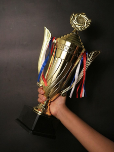 Trofeo de Campeonato Premium Dorado con Cintas y Base Negra, Premio para Competiciones Deportivas, Eventos y Ceremonias - Product Image 4