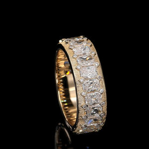 AMBER JEWELS Anillo de Eternidad Unisex de Oro Sólido de 14K con Diamantes Cultivados en Laboratorio de Corte Esmeralda y Engaste Pavé, Certificado IGI, Lujo Clásico - Product Image 1