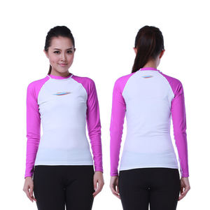 เสื้อแรชการ์ดกีฬาสำหรับผู้หญิง ป้องกันรังสียูวี UPF50+ ผ้าแห้งเร็ว ระบายอากาศได้ดี แขนสั้น มีตัวเลือกโลโก้ด้านหน้า - Product Image 3