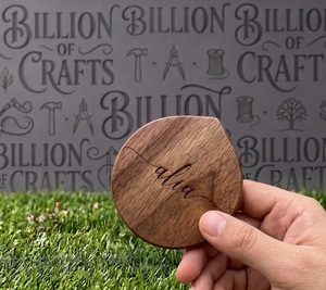 Espejo de Mano de Madera Premium con Incrustaciones de Madreperla y Decoración con Nombre en Árabe para Colecciones de Maquillaje y Belleza Personalizadas - Product Image 4