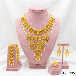 ชุดสร้อยคอและกำไลข้อมือเจ้าสาวสำหรับผู้หญิงจาก MOLL JEWELLERS ประดับด้วยเพทายสังเคราะห์ ชุบทอง 24K พร้อมกล่องบรรจุภัณฑ์ รุ่นทันสมัย A-53199 ขายส่ง - Product Image 5