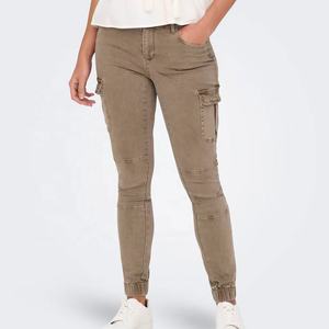 Pantalon cargo fuselé personnalisé, coupe moderne, multi-poches, vêtement de travail avec options de broderie ou d'impression pour un usage mode et utilitaire - Product Image 3