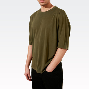 เสื้อยืดแขนสั้นผู้ชายสีเขียวมะกอก ทรงปกติ คอกลม สีพื้น ผ้าเจอร์ซีย์ถัก 100% ผ้าฝ้าย เป็นมิตรกับสิ่งแวดล้อม โลโก้ด้านหน้า - Product Image 2