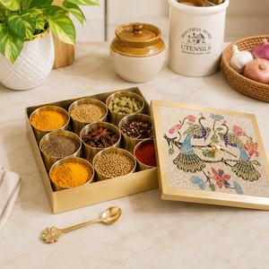 กล่องใส่เครื่องเทศทองเหลืองทำมือ พร้อมภาชนะใส่เครื่องเทศ 9 ช่อง ลายยูนิคแบบอินเดีย สำหรับจัดเก็บเครื่องเทศในครัว รับผลิตตามสั่ง (OEM) ขายส่ง - Product Image 3
