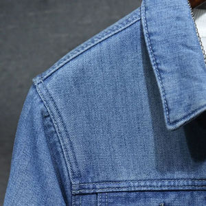 เสื้อแจ็คเก็ตยีนส์ผู้ชายสำหรับฤดูหนาว สีฟ้าอ่อน สไตล์คาวบอย เสื้อคลุมยีนส์อุ่นบุขนสัตว์ ซับในขนแกะหนา เสื้อแจ็คเก็ตยีนส์บุขนสำหรับผู้ชาย - Product Image 4