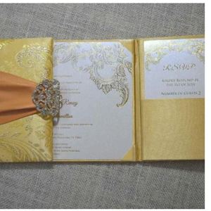 การ์ดเชิญงานแต่งงานแบบพับ ประดับด้วยผ้าไหมทองคุณภาพสูง - Product Image 2