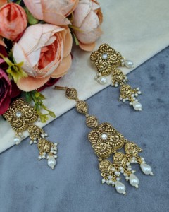 Collier ras-de-cou élégant en perles et pierres CZ avec boucles d'oreilles pendantes assorties et Tika pour le front – Parures de bijoux traditionnels de créateur - Product Image 6