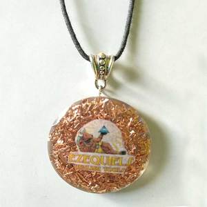 Pendentif long en agate style Feng Shui fantaisie, Orgone de guérison, Orgonite, avec copeaux de pierres précieuses naturelles turquoise, écologique, Gujarat - Product Image 4