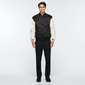 Chaqueta Varsity de Color Liso con Forro Polar, Bordado Chenille, Parches y Mangas de Cuero, Estilo Letterman de Baloncesto para Unisex - Product Image 3