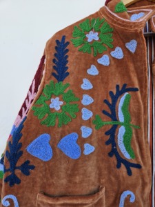 SHREE RADHA GOVIND EXPORTS Veste en velours imprimé brodée de fleurs Suzani pour femmes, chaude et respirante, printemps/automne/hiver - Product Image 2