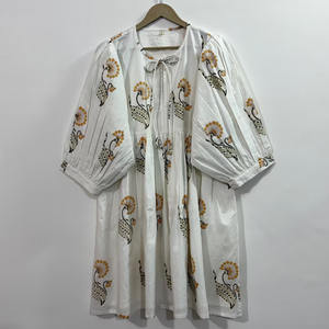 Blusa de Algodón Ecológico con Estampado Floral Hecho a Mano, Cuello en V, Manga 3/4, Volantes Hechos a Mano, Lavable, Resistente a las Arrugas, Cintura Natural - Product Image 1