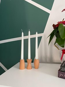 Ensemble de 3 bougeoirs coniques en bois naturel, style minimaliste, design scandinave moderne, pour la décoration de table à manger - Product Image 3