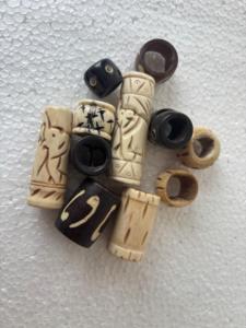 Coniferhandmades - Cuentas de Hueso Negro Natural Talladas a Mano con Orificio Grande, Separadores de Joyería Sostenibles, Componentes Artesanales Pulidos - Product Image 2